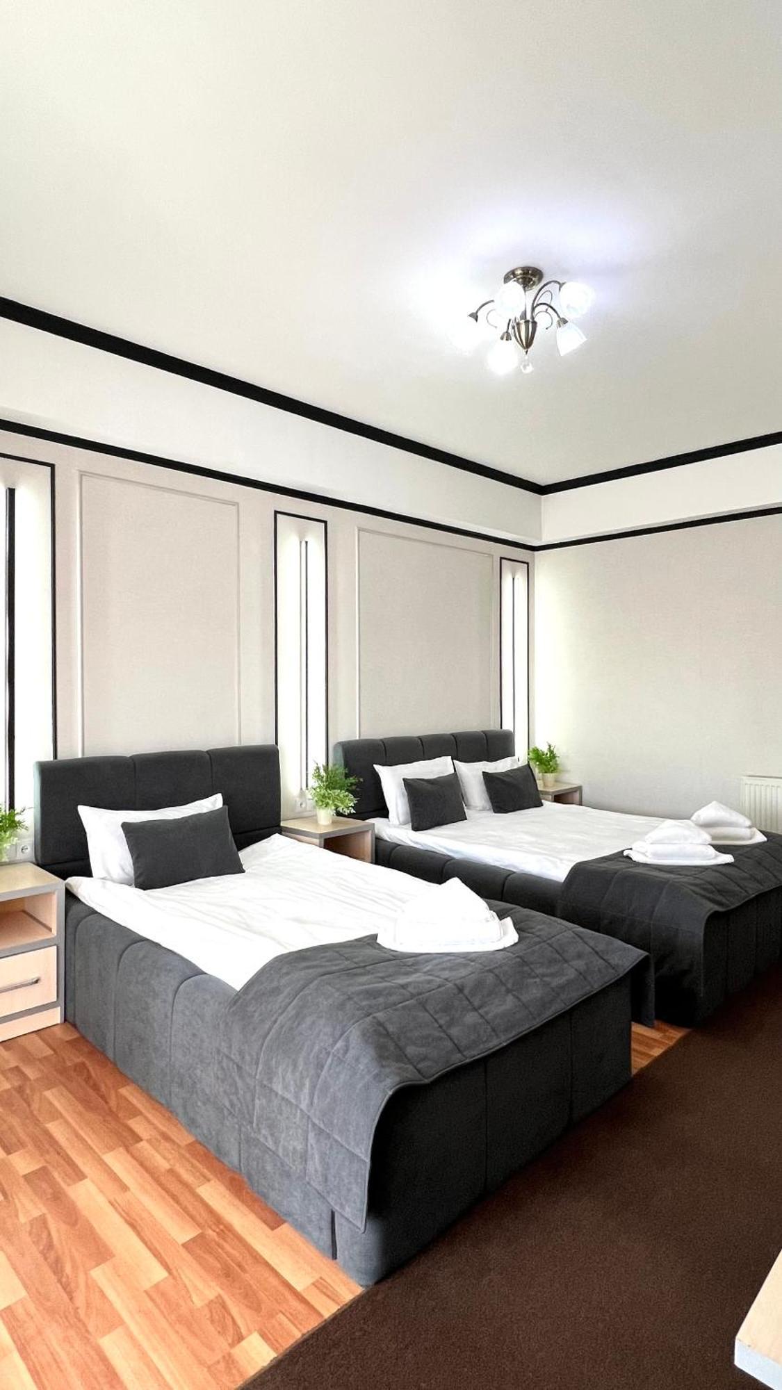 Caravan Hotel Каракол Екстериор снимка